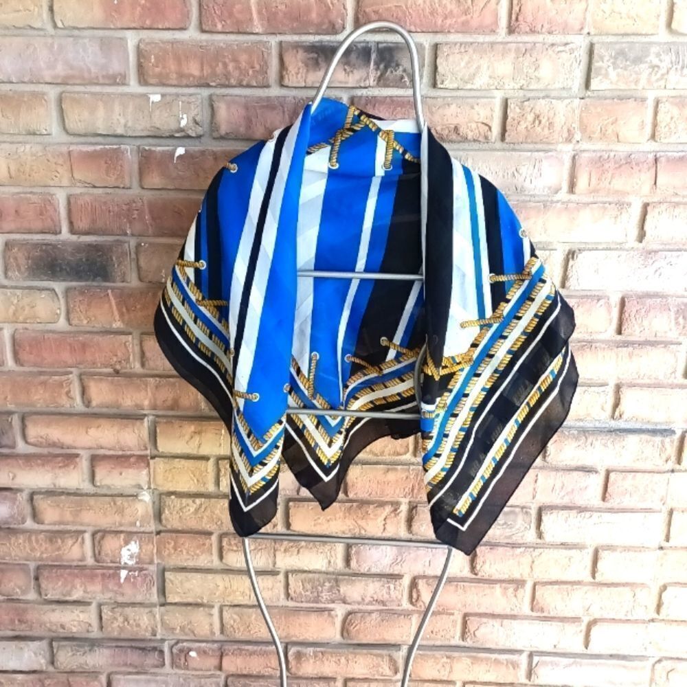 Large symphony scarf. 